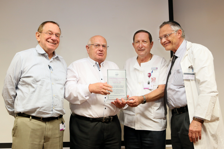 Dr. Anatoli Stav receives his award
(see text for details).
Photo credit: Pioter Fliter
