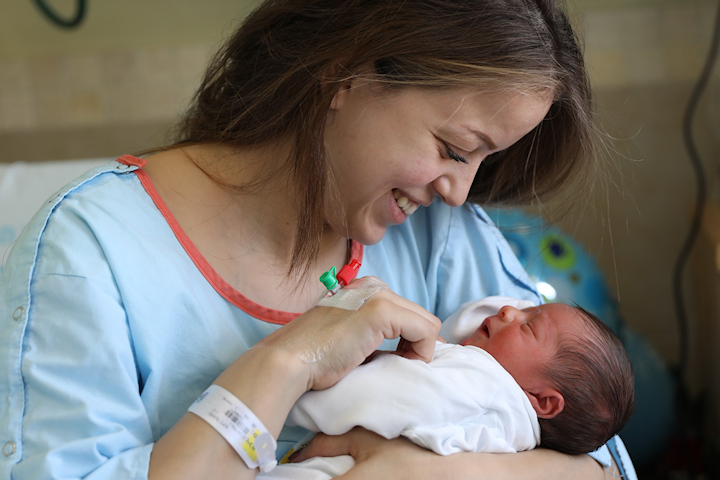 Lina Souad with her newborn. Photo credit: Ziv Koren