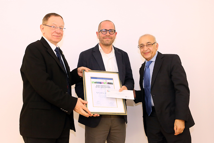 (L-R) Professor Rafi Beyar, Director of Rambam
with awardee Professor Binyamin Dekel and 
Professor Moussa Yodim.