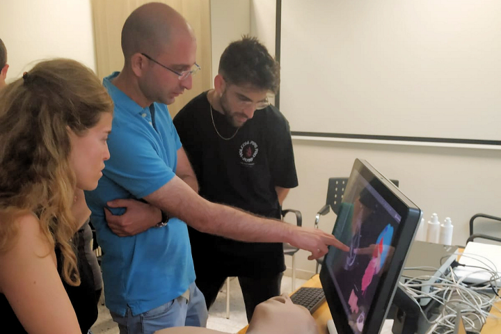Professor Doron Norman treating a patient
Photography: Spokesperson’s Office, RHCC.
Dr. Danny Espstein trains medical students. Photography: 3D Systems.
