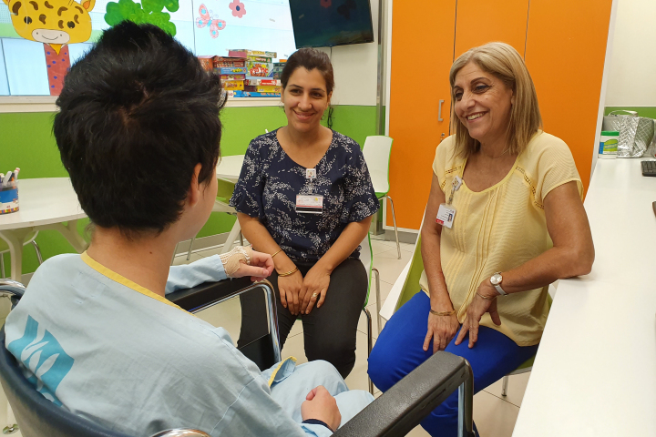 (L-R): Lila (one of the teachers) and Elana Levi speak with Alina, a patient attending the school in Ruth Rappaport Children’s Hospital. Photography: Nathaniel Ayzik, Spokesperson's Office, Rambam HCC.