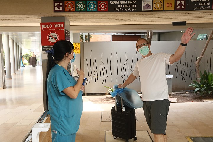 בתמונה: רון גלאס משתחרר . ממחלקת הקורונה ברמב"ם. צילום: הקריה הרפואית רמב"ם.