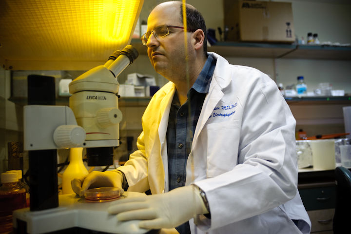 Dr. Iddo Paldor, Deputy Director of the Department of Neurosurgery, using the new microscope during surgery. Photography: Professor Lior Gepstein, Director of Rambam’s Department of Cardiology. Photography: Spokesperson's Office, RHCC
