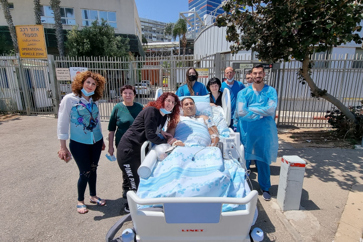 
Jimmy Saadeh, his family, and his treatment team from the Medical Intensive Care Unit. Photography: Rambam HCC