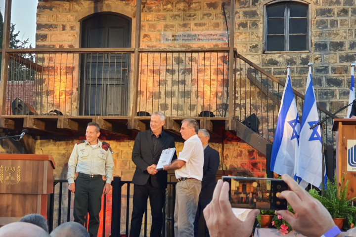 Dr. Michael Halberthal (right) receiving the Lebanon War Medal from Defense Minister Benny Gantz (middle). Photography courtesy of Rambam HCC; Inset courtesy of THERA TRAINER.
