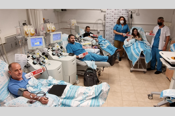 Bepex employees donate platelets in memory of the company's founder alongside two generations of the Pais family. Photography courtesy of Rambam HCC.

