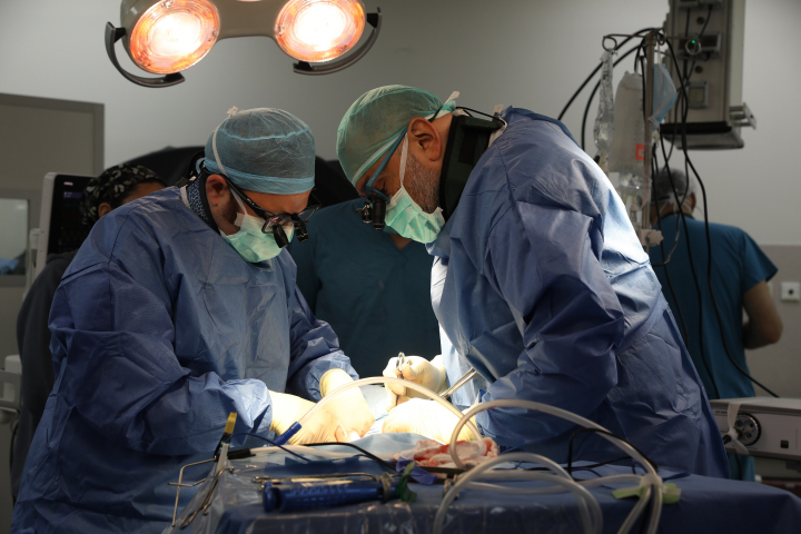 L-R) Dr. Shai Menachem and Dr. Ory Keynan performing novel lower back surgery. Photography:  Rambam HCC