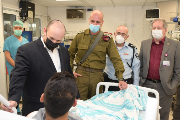Prime Minister Naftali Bennett visiting the wounded fighters at Rambam. Photography: Rambam HCC.