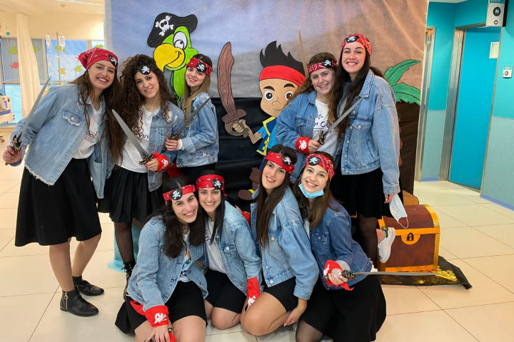 Volunteers dressed as pirates in the Joan & Sanford Weill Division of Pediatric Hematology-Oncology and Bone Marrow Transplantation. 
Photography: Sara Tzur, volunteer from "Larger Than Life".
