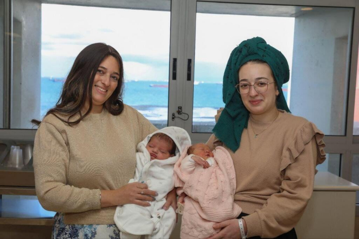 (L-R): Patricia Rachel Ben Dahan and her daughter Jennifer Goldfarb holding their newborns. Photography: Rambam HCC.