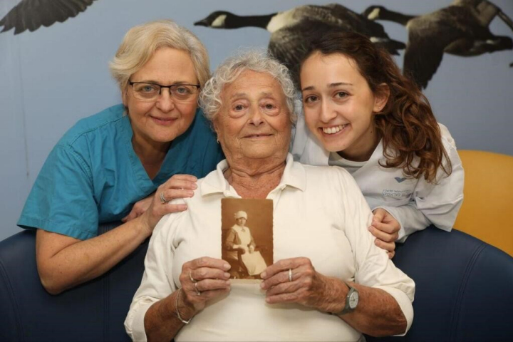 Lior and Maayan Utitz (top L and R) with Shoshana Schneider holding a photo of great-grandmother, Margalit Fairman. Photography: Rambam HCC.