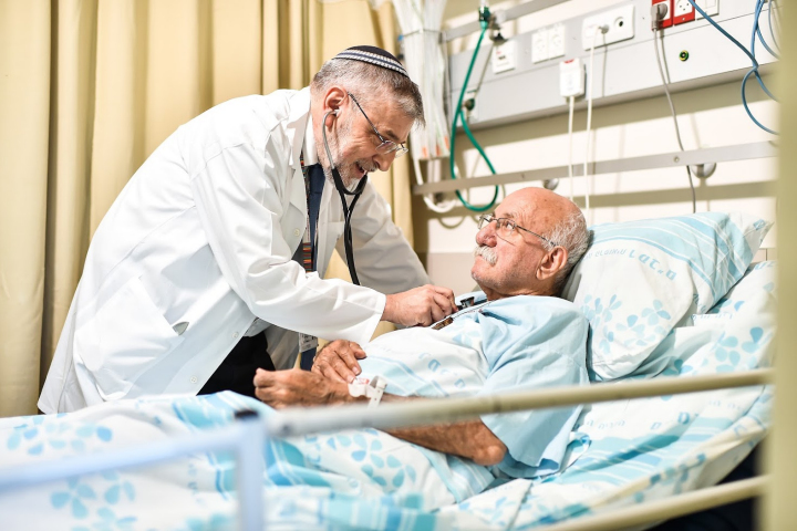 Professor Dwolatzky treating one of his patients. Photography: Rambam HCC.