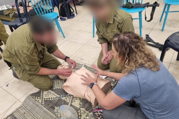 The pediatric team training soldiers somewhere in Northern Israel. Photography: Rambam HCC.