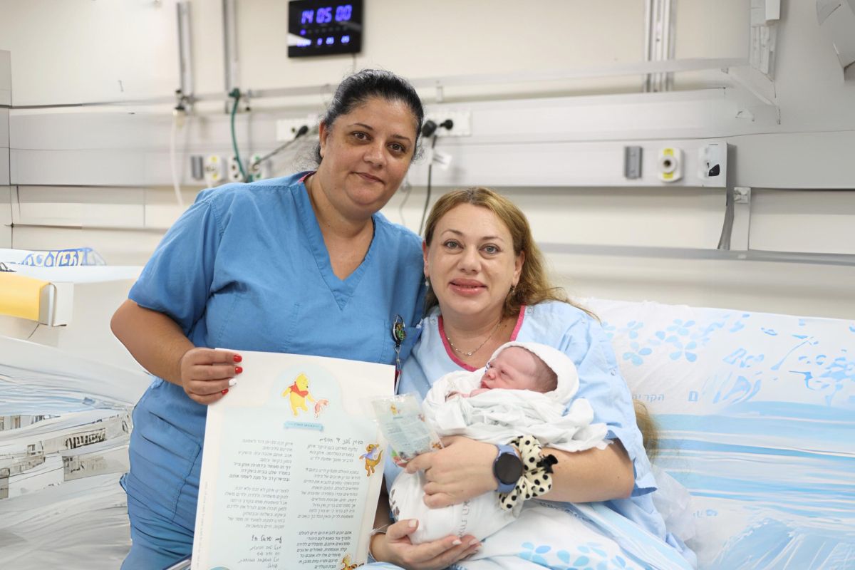 בתמונה: לובה קופלב עם רויטל פולינגר, התינוק שנולד היום והשי לזכרו של סרן איתן פיש ז"ל. צילום: הקריה הרפואית רמב"ם