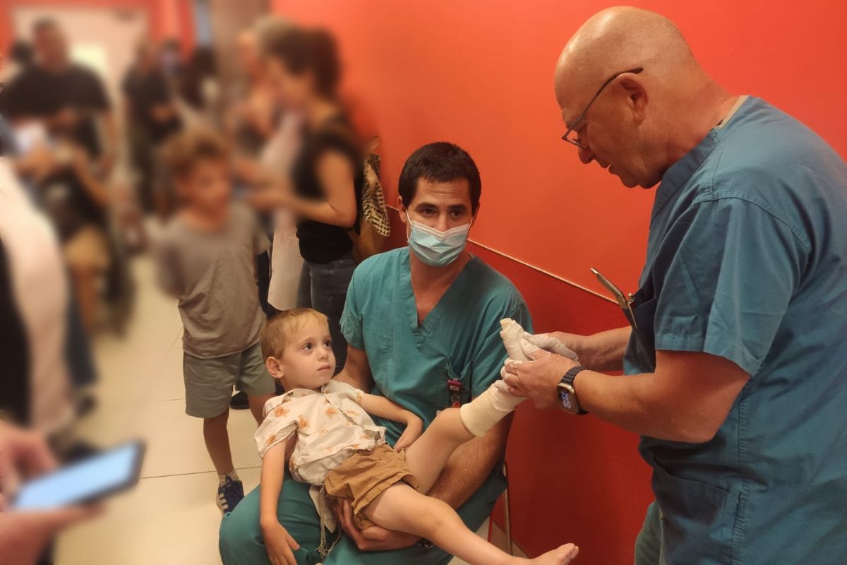 אורתופד הילדים פרופסור מרק אידלמן מציג: גיבוס תחת אש. צילום: רמב"ם (באישור המשפחה).
