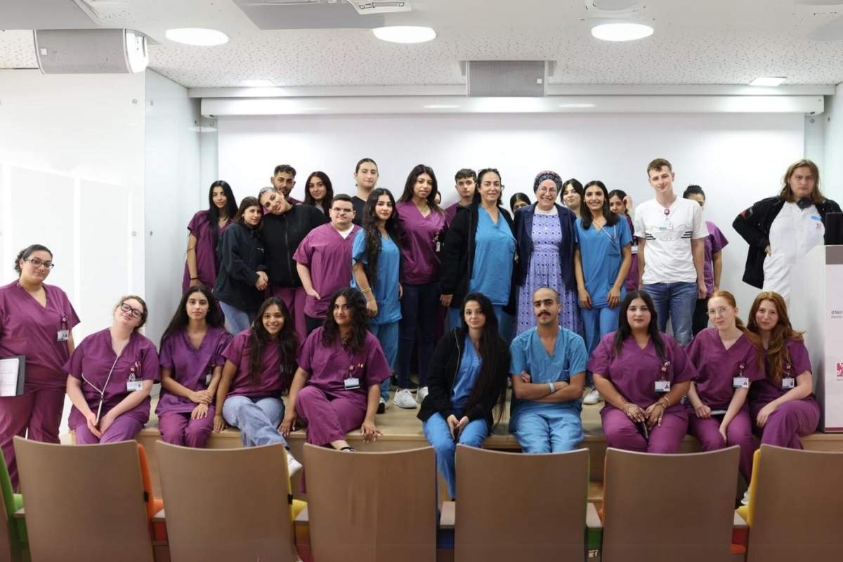 בתמונה: השרה סטרוק יחד עם בנות ובני השירות הלאומי;  צילום: הקריה הרפואית רמב"ם.