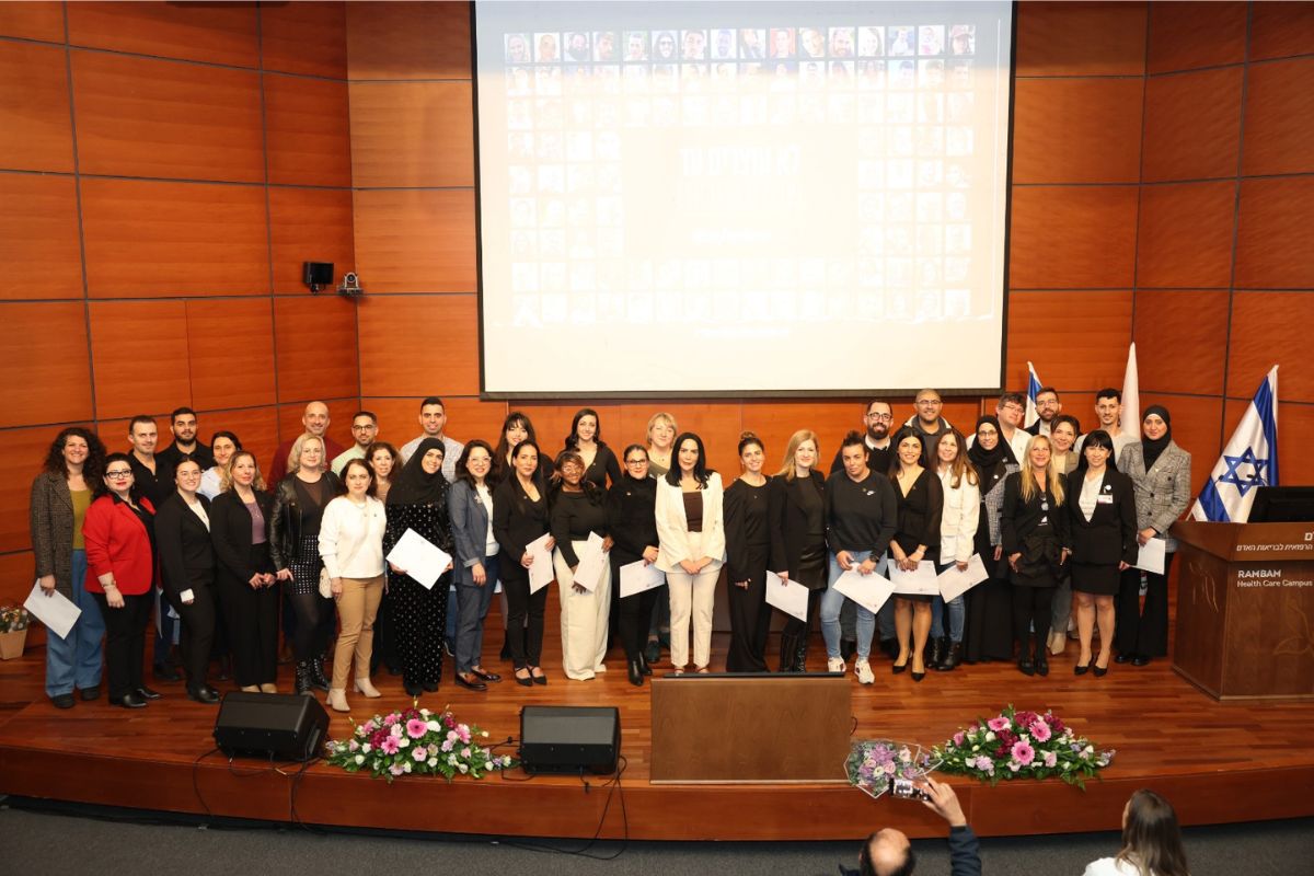 בתמונה: התמונה המסורתית של מקבלות ומקבלי המלגות מקרב מערך האֲחָיוּת; צילום: דוברות רמב"ם.