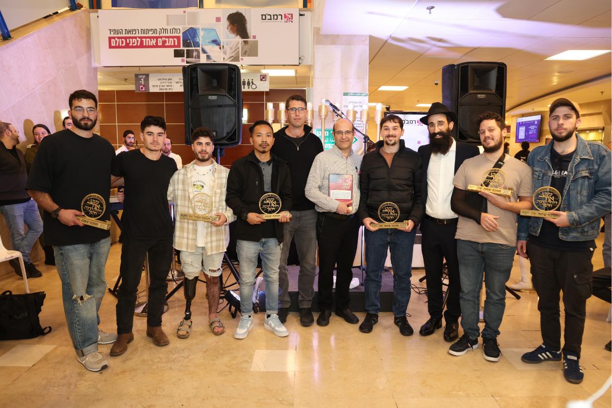בתמונה - שמונה נרות של חנוכה, שמונה גיבורים. מימין לשמאל: אלמוג אורנשטיין, אור כהן, הרב שמוליק טורקוב, גלעד סילברשטיין, ד"ר נתי הורוביץ, שחר תורג'מן, נתנאל טאותנג , יונתן רון, נטע אבישי ורועי משה.  צילום: הקריה הרפואית רמב"ם.