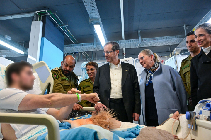 President Isaac Herzog, First Lady Michal Herzog (center) with Rambam Director General, Michal Mekel (far right) together with IDF representatives at the bedside of one of the wounded soldiers.
 Photography: Kobi Gidon - Government Press Office.