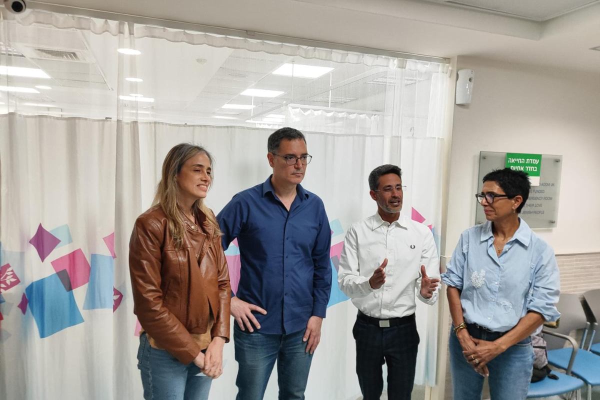 בתמונה : ד״ר מיכל מקל מנכ״לית רמב״ם, משה בר סימן טוב מנכ״ל משרד הבריאות, אביחי שטרן ראש עירית קרית שמונה, מירב שחף מנהלת ביקורופא מחוז צפון. צילום: הקריה הרפואית רמב"ם.