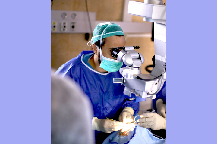 Professor Michael Mimouni, Director of the Cornea Unit, performs a cornea transplant. Photography: Rambam HCC.