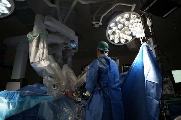 Professor Amiel with the da Vinci Surgical Robot. Photography: Rambam HCC.