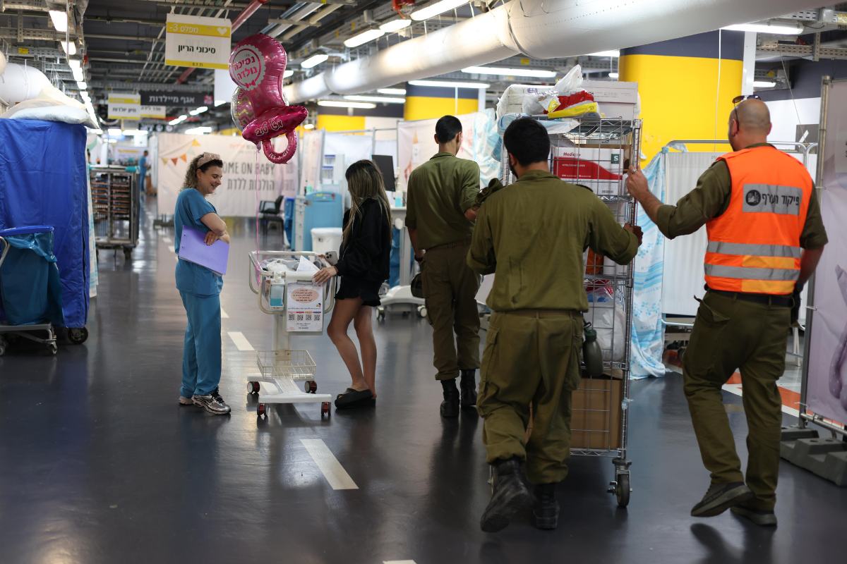 בתמונה : יולדת ותינוקה עוברים למחלקת היולדות מעל פני הקרקע.  צילום: הקריה הרפואית רמב"ם.