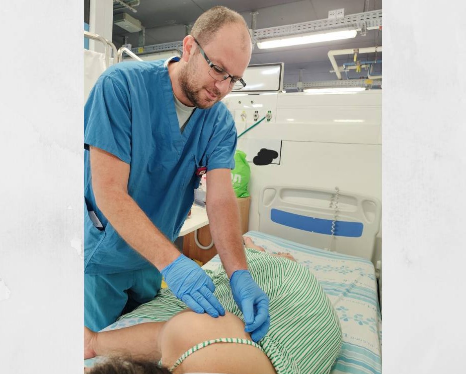 בתמונה: מטפלת בדיקור סיני בעת טיפול במאושפז בבית החולים התת קרקעי
