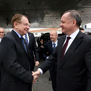 Professor Rafi Beyar greets President Andrej Kiska.
Photographer: Pioter Fliter