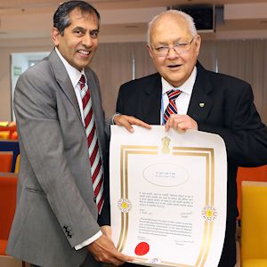 ​H.S. Pavan Kapoor, Ambassador of India 
to Israel hands the award over to 
Professor Best.
Photgrapher: Pioter Best.