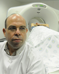 ד"ר קידר ליד מכשיר ה SPECT-CT