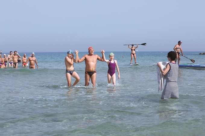צלחתי את האתגר. גיא כהן בסיום המשחה עם ילדיו נועה ומתן צלחתי את האתגר. גיא כהן בסיום המשחה עם ילדיו נועה ומתן