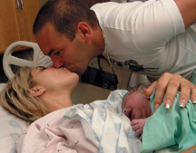 מאיה וליאור ברדוגו עם התינוקת הילה