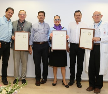 בתמונה, מימין לשמאל: פרופ' שמעון מרטיק, 
אמנון אנג'ל, ד"ר אסתי גולן, סגנית מנהל רמב"ם, 
אבי אנג'ל, פרופ' ביאר, מנהל רמב"ם ואודי אנג'ל. 
צילום: פיוטר פליטר, דוברות רמב"ם​