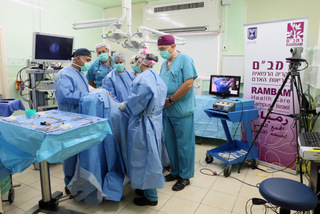 בתמונה: צוות מחלקת כירורגית פה ולסתות
ברמב"ם מנתחים ומשדרים לשוויץ. 
צילום: פיוטר פליטר.