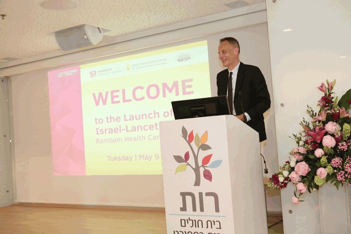 בתמונה: פרופ' ריצארד הורטון, 
עורך ה"לנסט" בכינוס שנערך הבוקר ברמב"ם.
צילום: פיוטר פליטר.