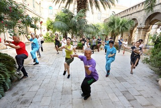 האורחים מסין בשיעור טאי צ'י. 
צילום פיוטר פליטר.