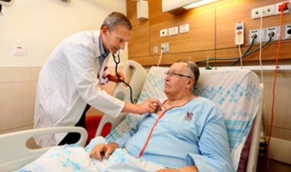 בתמונה: ​פרופ' גיל בולוטין, 
מנהל מחלקת ניתוחי לב ברמב"ם 
ורוברט מקלאקן, המטופל הראשון בעולם. 
צילום: פיוטר פליטר.