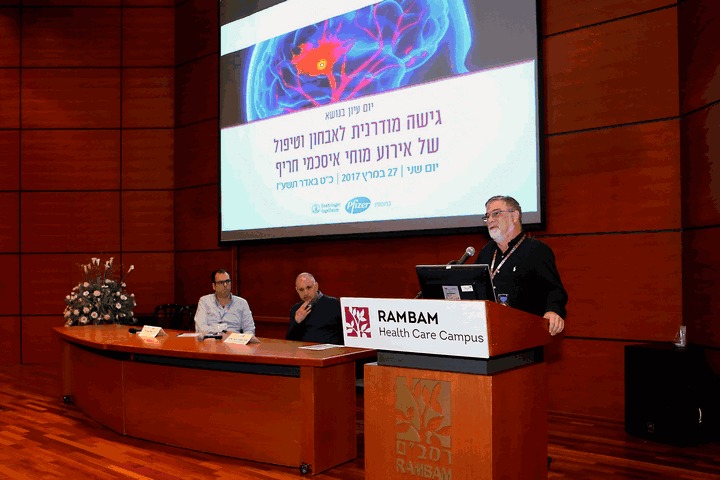 ​בתמונה – מימין לשמאל: 
פרופ' דוד ירניצקי, מנהל מח' נוירולוגיה ברמב"ם, 
פרופ' משנה גרגורי טלמן, ראש צוות שבץ ברמב"ם 
ד"ר איתן אברגל, מ"מ מנהל היחידה 
לנוירו-רדיולוגיה פולשנית ברמב"ם 
ביום העיון שנערך בביה"ח. 
צילום: פיוטר פליטר.
