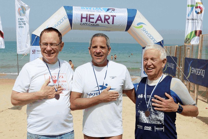 בתמונה: ​לוי גרצברג, מיוזמי האירוע, 
גיא כהן ופרופ' רפי ביאר, מנהל 
רמב"ם חותמים את "שוחים מהלב" 2016
צילום: פיוטר פליטר