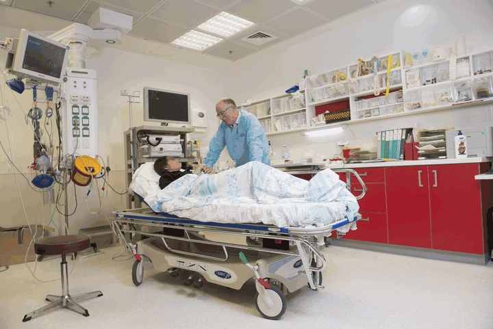 בתמונה: פרופ' רון שאול, מנהל יחידת גסטרו 
בביה"ח "רות" לילדים ברמב"ם. 
למטופל שבתמונה אין קשר לידיעה. 
צילום: ערן ירדני.