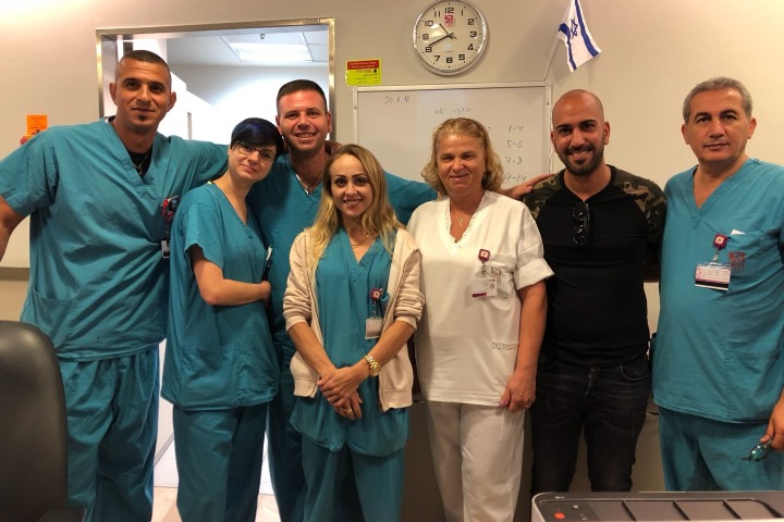 בתמונה: מושי משה ואחת המטופלות בבית החולים האונקולוגי ע"ש פישמן ברמב"ם.  צילום: אלבום תמונות פרטי. 
