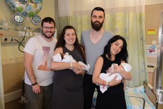 בתמונה, מימין לשמאל: ענבר ידוב ובעלה זיו ידוב, אחותו – טניה ידוב קובלנצ'יק ובעלה פאבל קובלנצ'יק, יחד עם הבן והבת שנולדו (בהתאמה). 
צילום: נתנאל איזיק, דוברות רמב"ם. 

