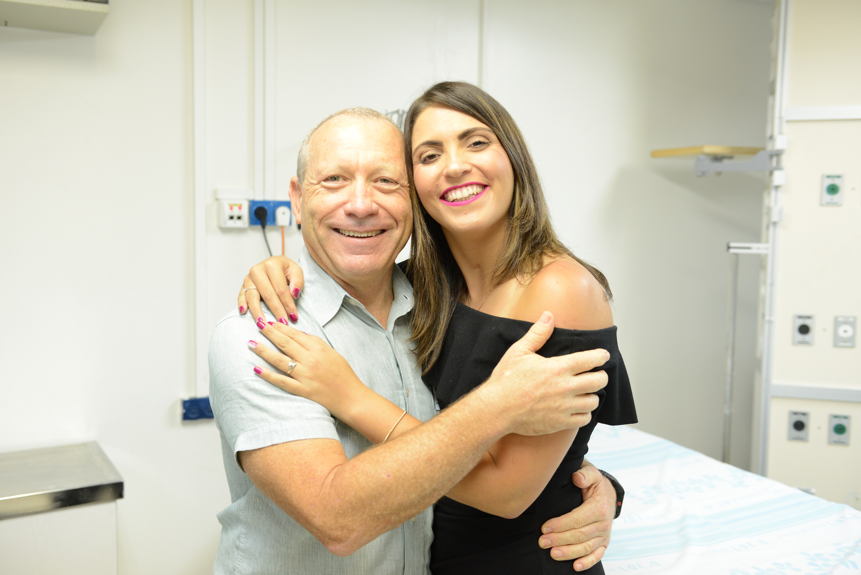 בתמונה: נטלי בן משה וד"ר ירון בר-לביא.
צילום: נתנאל אייזיק, דוברות רמב"ם. 
