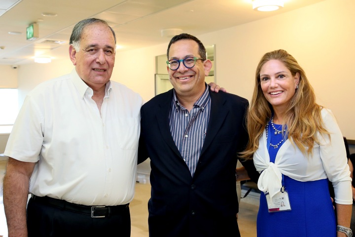 בתמונה, מימין לשמאל: ד"ר תלמה כהן, ד"ר אייל פרוכטר ורה"ע חיפה יונה יהב. 
צילום: פיוטר פליטר. 
