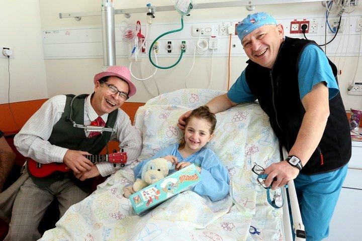 בתמונה (מימין לשמאל): 
פרופ' מ. קליני מארק אידלמן, קיירה ואביה ניל. 
צילום: פיוטר פליטר
גיא כהן ופרופ' רפי ביאר, מנהל 
רמב"ם חותמים את "שוחים מהלב" 2016
צילום: פיוטר פליטר