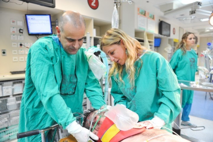 בתמונה: צוות יחידת הטראומה של בית החולים בפעולה | צילום: בן יוסטר
