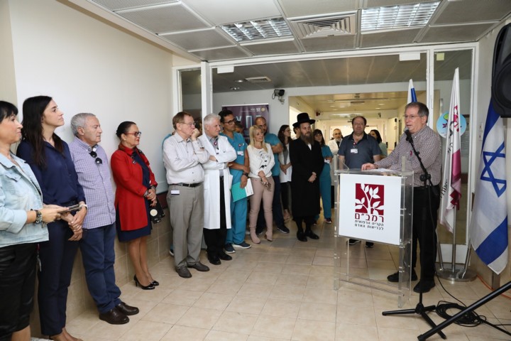 בתמונה: ד"ר מיקי הלברטל, מנהל רמב"ם בטכס חנוכת פנימית ח' המחודשת | צילום: פיוטר פליטר