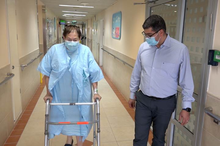 בתמונה: נעמי מקלאוד ודר' גרייב, לאחר הניתוח. צילום ו-ווידאו: הקריה הרפואית רמב"ם. 
