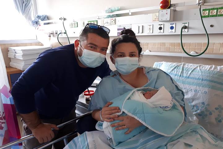 בתמונה: טניה, בן זוגה – מיכאל והתינוקת הקטנה שהצטרפה למשפחה. צילום: הקריה הרפואית רמב"ם. 

